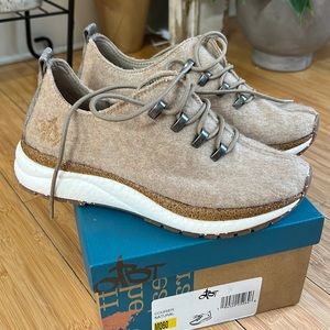 New OTBT never worn! Excellent condition!